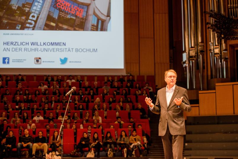 Rektor Prof. Dr. Axel Schölmerich begrüßt die Erstsemester im voll besetzten Audimax. 