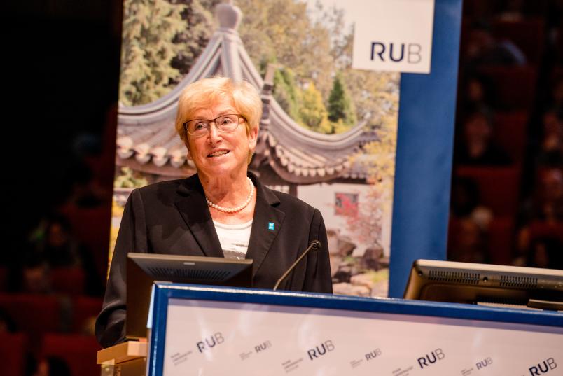 Bürgermeisterin Erika Stahl am Rednerpult bei der Erstsemesterbegrüßung 2016.