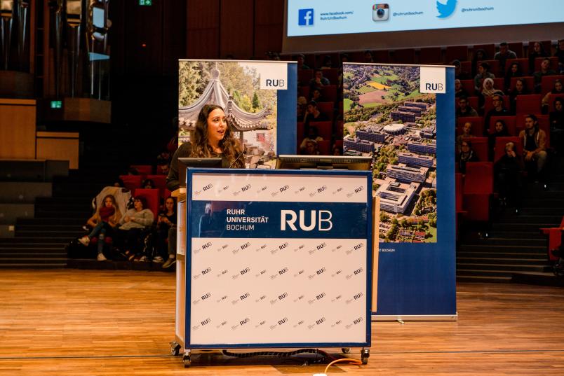 Asta-Vorsitzende Nur Demir am Rednerpult bei der Erstsemesterbegrüßung 2016 im Audimax der Ruhr-Universität Bochum. 
