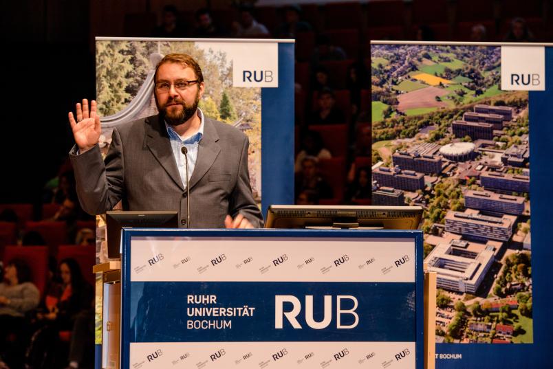 Heiko Jansen, Mitarbeiter des Akafö, am Rednerpult bei der Erstsemesterbegrüßung 2016 an der Ruhr-Universität Bochum. 