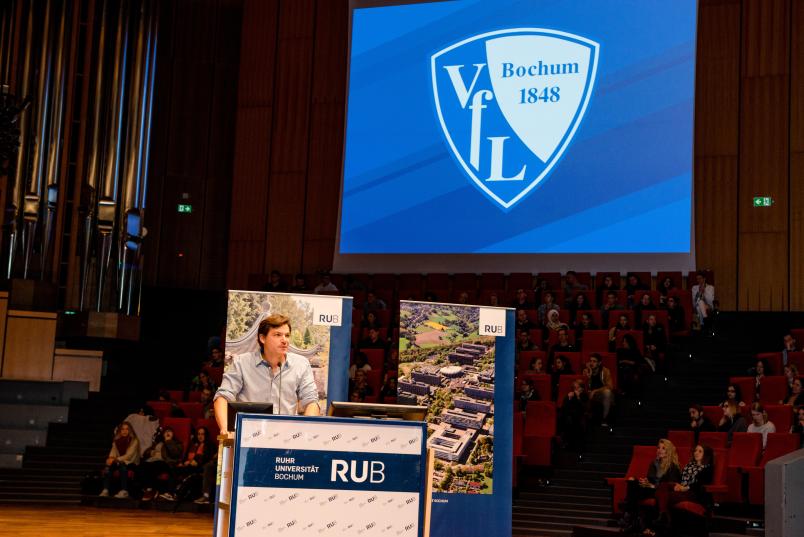 Wilken Engelbracht, Finanzvorstand des Vfl Bochum, am Rednerpult bei der Erstsemesterbegrüßung 2016 an der Ruhr-Universität Bochum. 