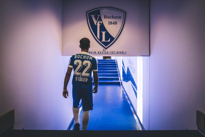 VfL-Spieler geht im Spielertunnel eine Treppe hinunter.
