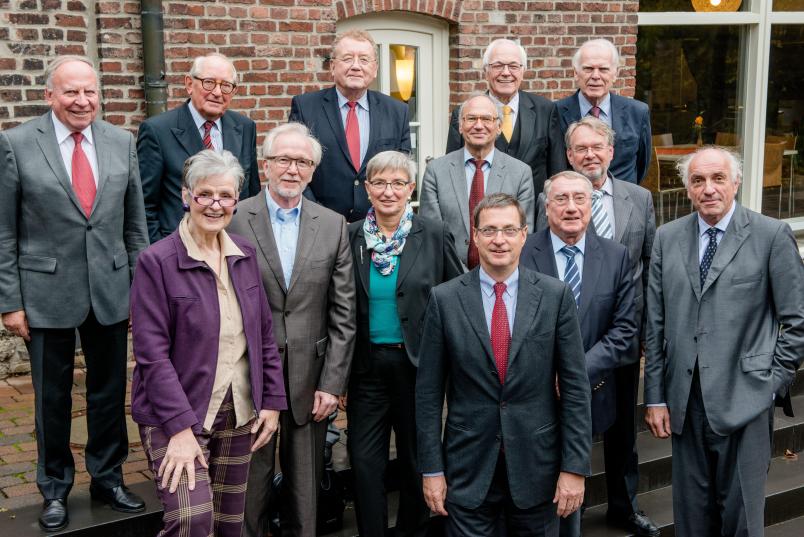 Gruppenbild mit 13 Vorsitzenden von Hochschulräten des Landes an der Ruhr-Universität Bochum