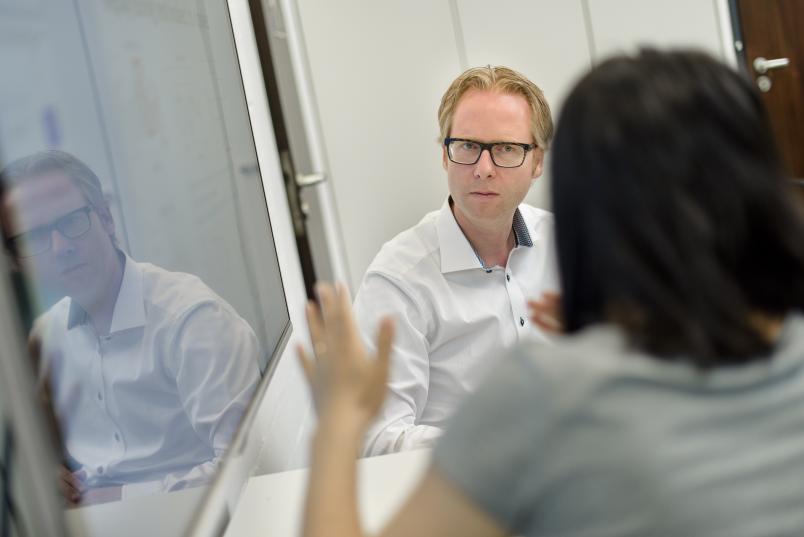 Zwei Personen im Gespräch