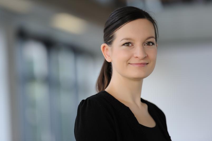 Porträt von Julia Sprenger.