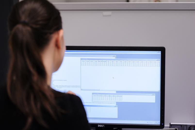 Julia Sprenger schaut auf einen Monitor.