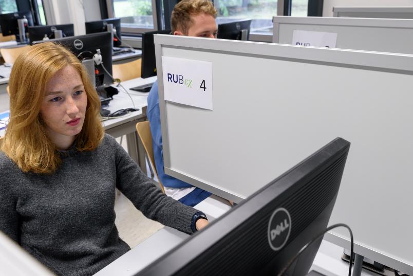 Blonde Frau vor dem Computer