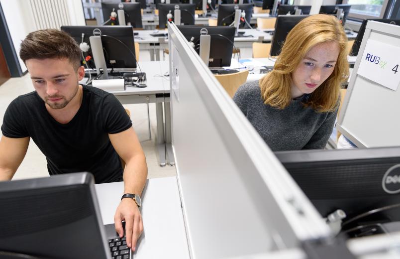 Menschen in einem Testlabor