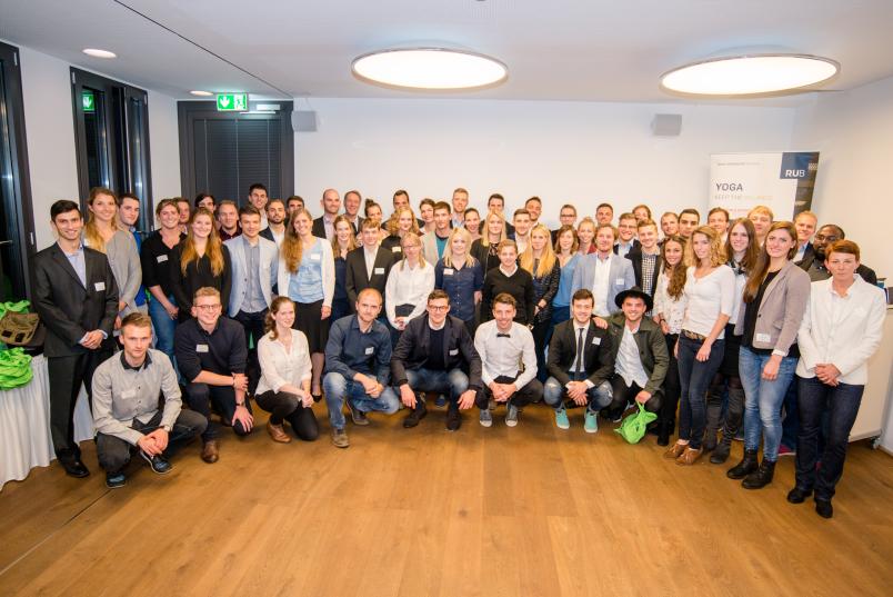 Gruppenbild von allen 60 Teilnehmern der Sportlerehrung