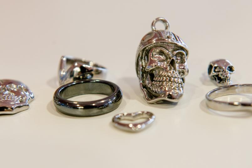Ringe und Kettenanhänger liegen nebeneinander.