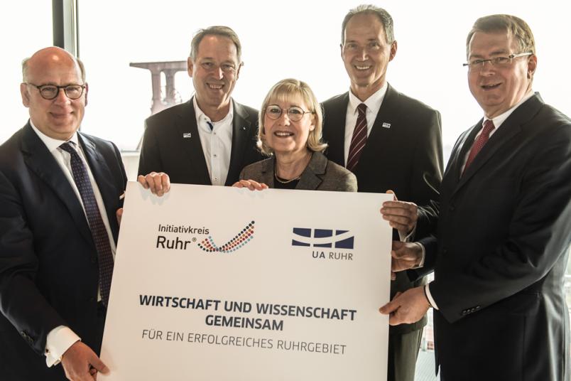 Gruppenbild anlässlich der Unterzeichnung der Kooperationsvereinbarung zwischen dem Initiativkreis Ruhr und der Universitätsallianz Ruhr