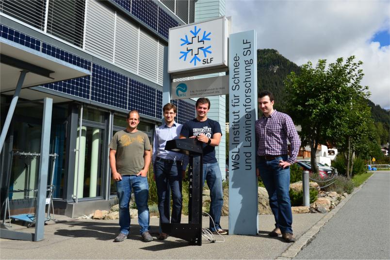 Gruppenfoto der beteiligten Forscher mit Sensor