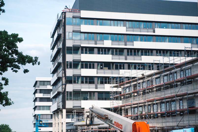 Weiße Gebäude neben einer Baustelle
