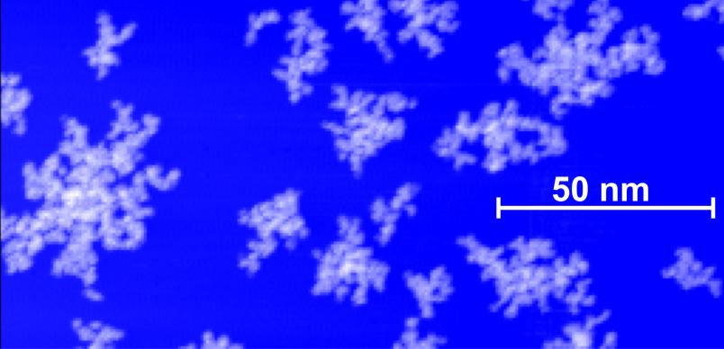Weiße, verästelte Strukturen auf blauem Hintergrund
