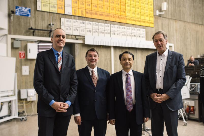 Gruppenbild im Hörsaal anlässlich der Verleihung der Ehrendoktorwürde an Yifang Wang