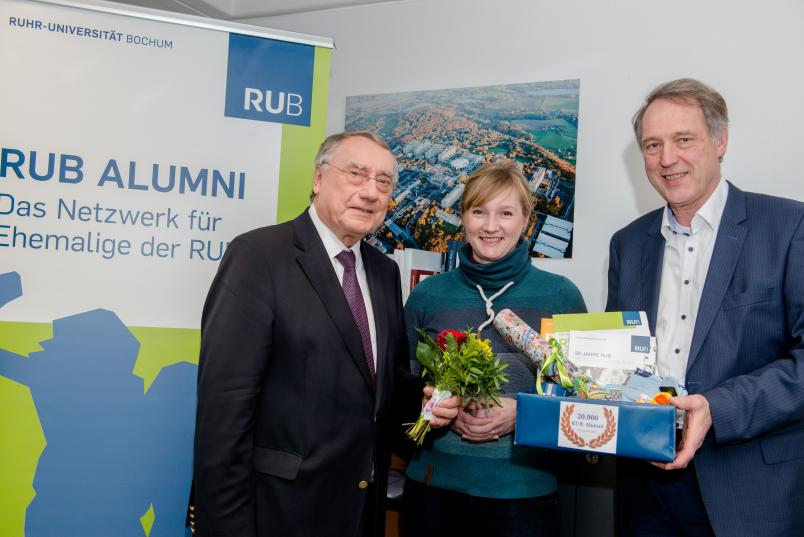Gruppenbild mit drei Personen: links und rechts je ein Mann um die 60, in der Mitte eine etwa 40-jährige Frau