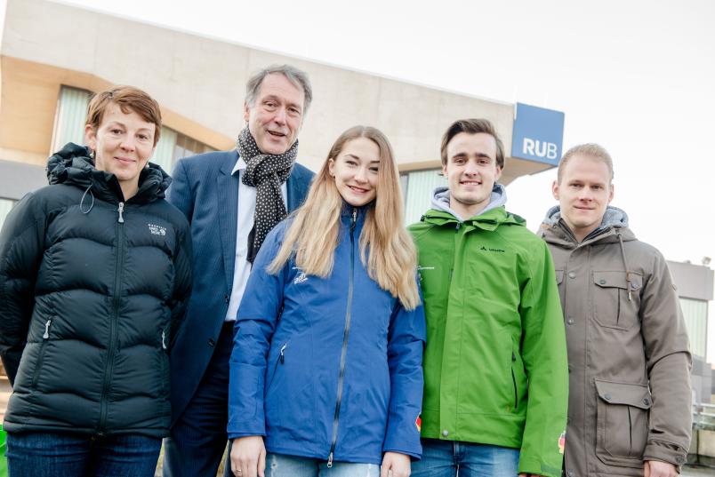 Gruppenbild mit Rektor, zwei Hochschulsportmitarbeitern und zwei Eiskunstläufern.