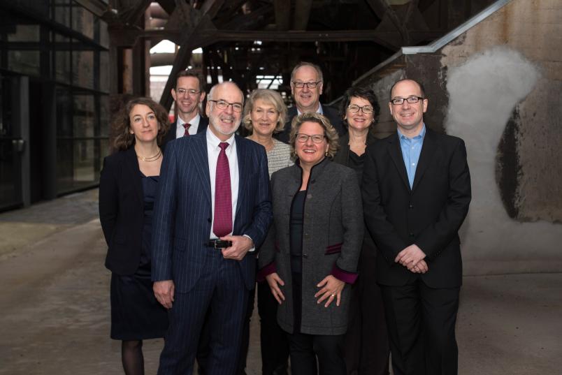 Gruppenbild mit acht Personen