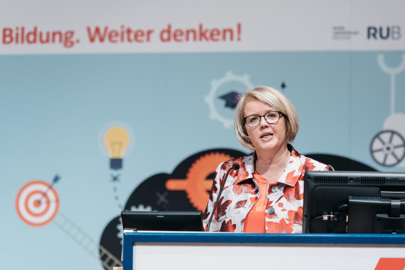 Gabriele Bellenberg, Schulforscherin der RUB, beim Bochumer Bildungskongress im Audimax