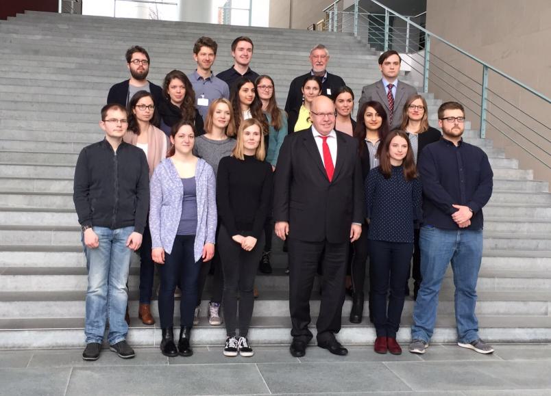 Eine Gruppe Studierender mit Peter Altmaier im Bundeskanzleramt