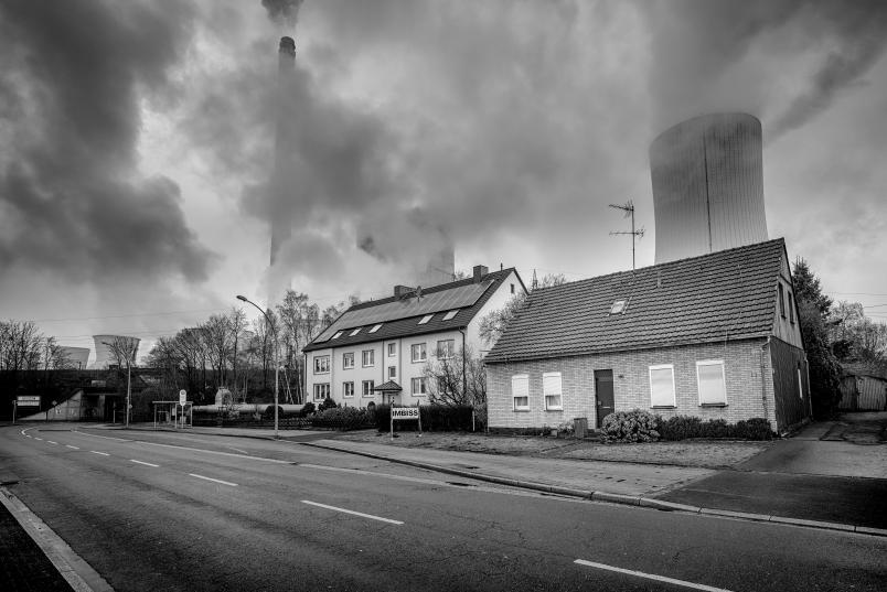 Schwarz-weiß-Aufnahme einer tristen Straße im Industriequalm