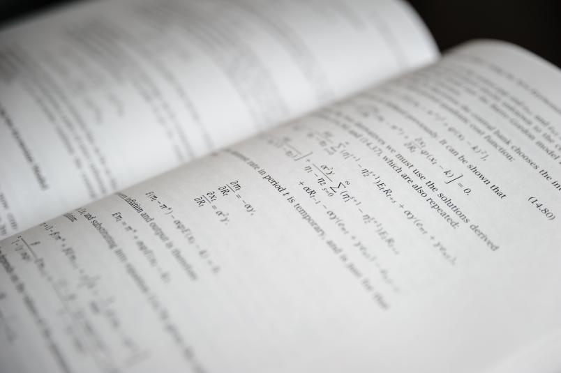 Buchseite mit vielen Formeln