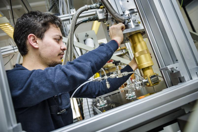 Forscher hantiert mit einer Apparatur