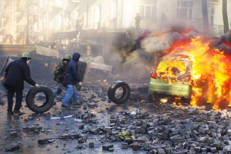 Straßenkampf mit brennendem Auto