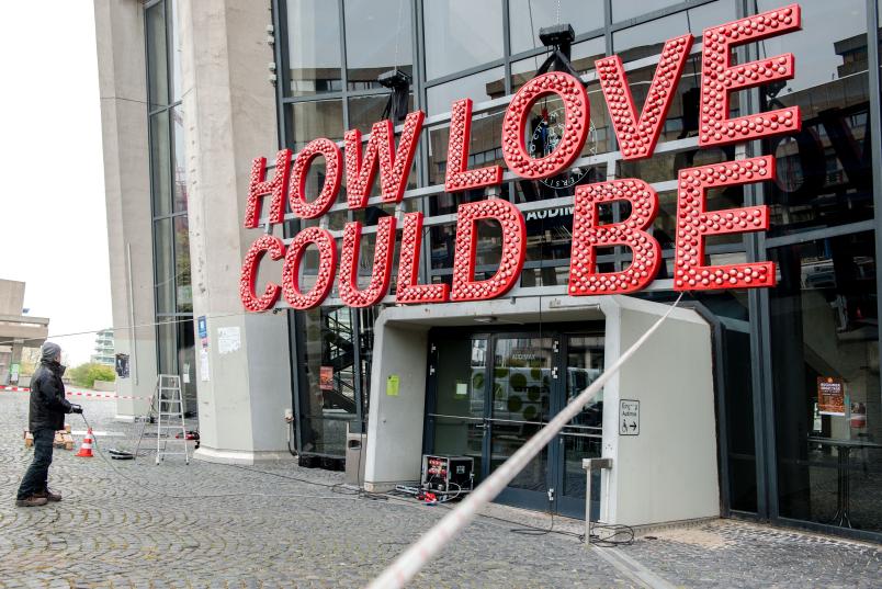 Leuchtschrift wird abgebaut.