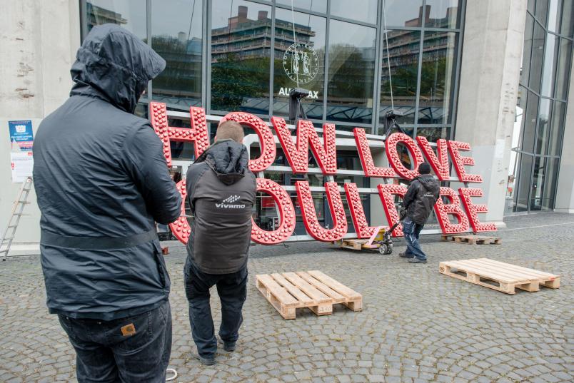Lichtinstallation wird abgebaut.