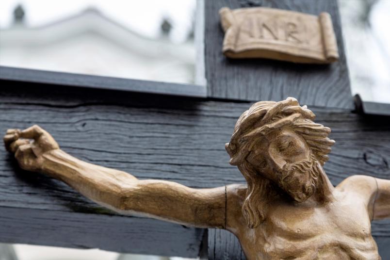 Statue Christus am Kreuz