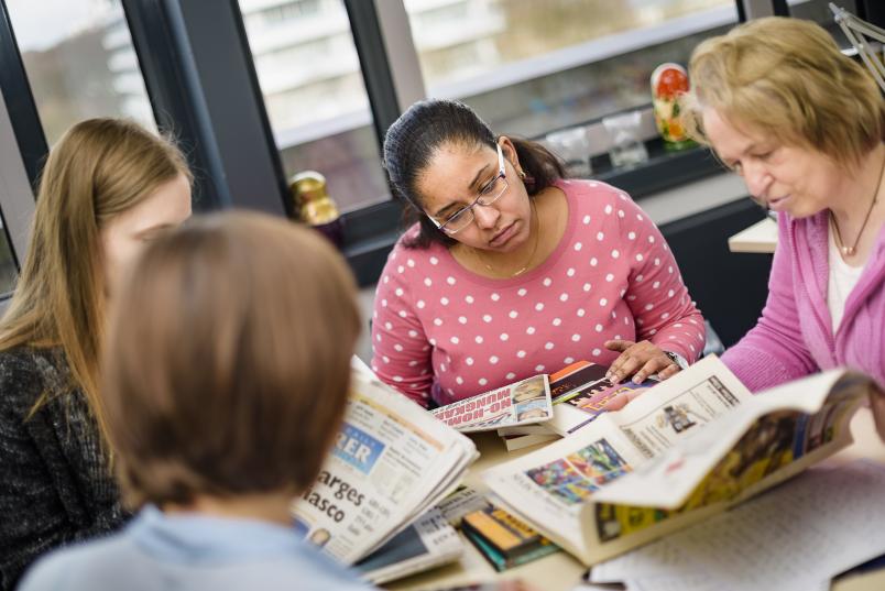 Wissenschaftlerinnen bei der Recherche in Textstücken