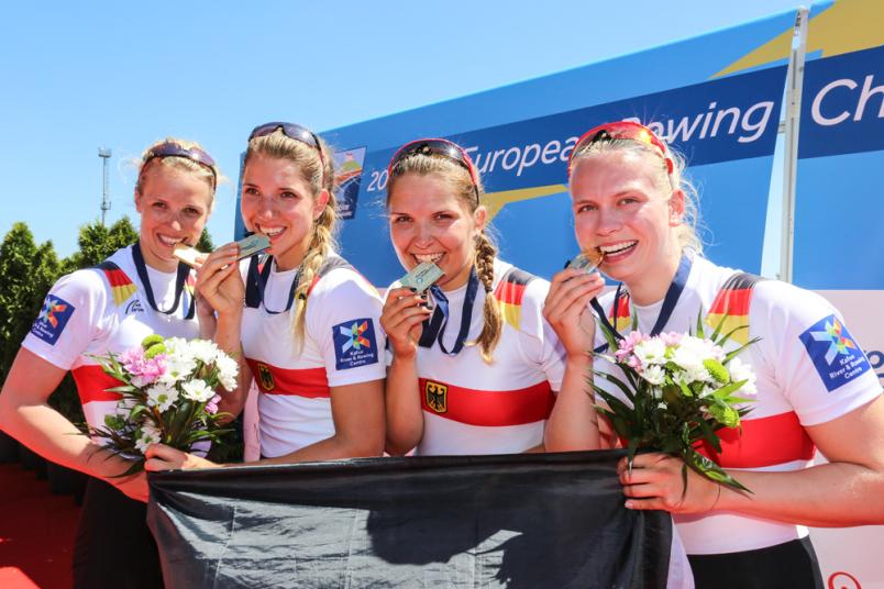 Vier Rudererinnen mit Gold-Medaillen