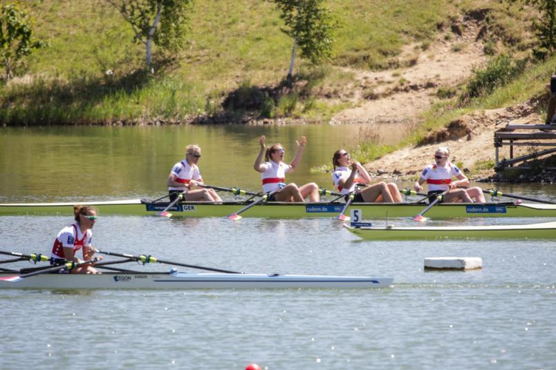 Frauen in einem Ruderboot jubeln