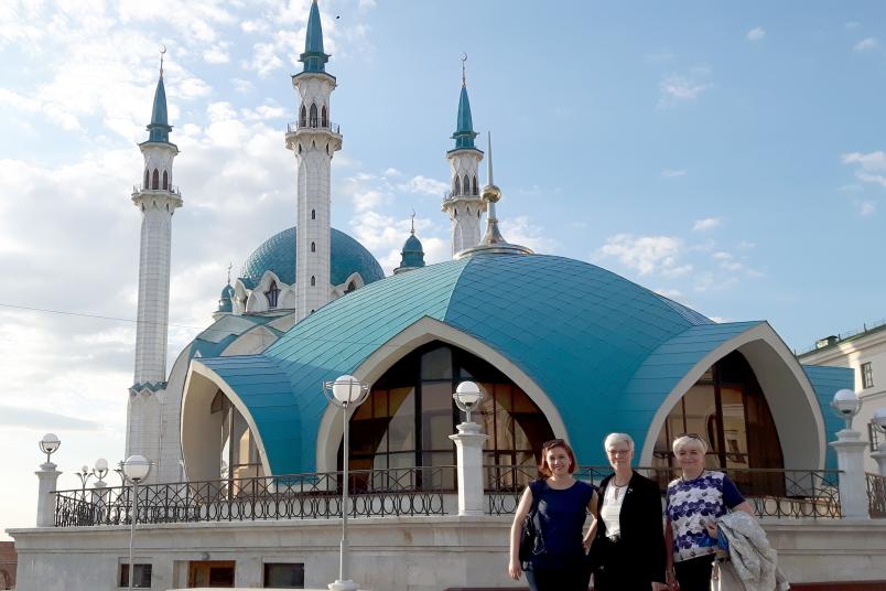 Gruppenbild der Koopreationspartner vor der Kulisse der Kul-Scharif-Moschee in Kasan