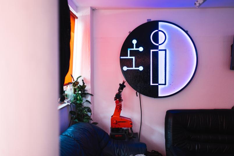 Das Logo von "Das Labor" an einer Wand.