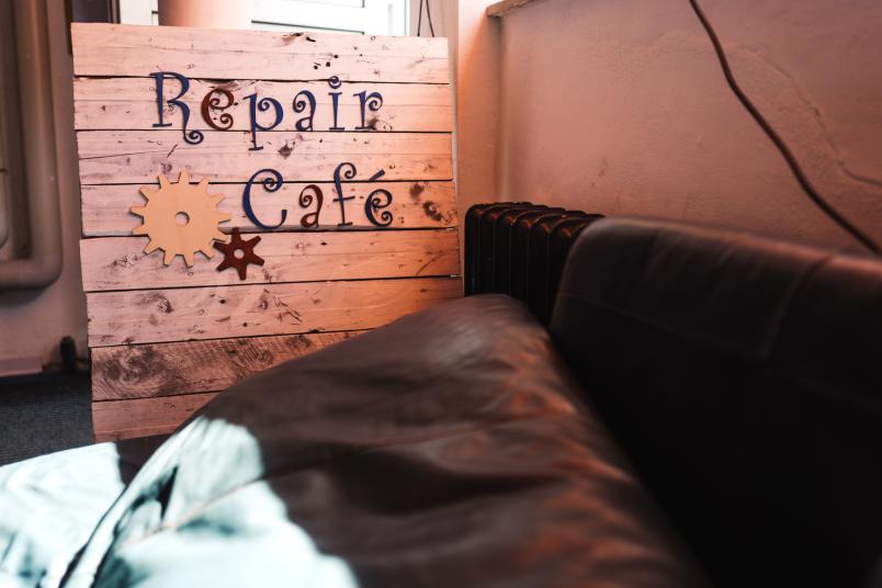 Schild, auf dem "Repair-Café" steht.