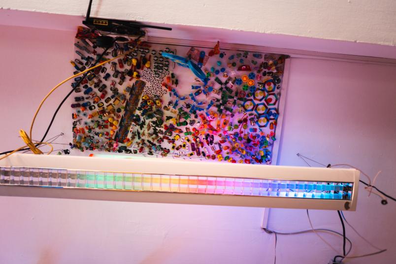 Bunte Spielzeugfiguren hängen an einer Decke.