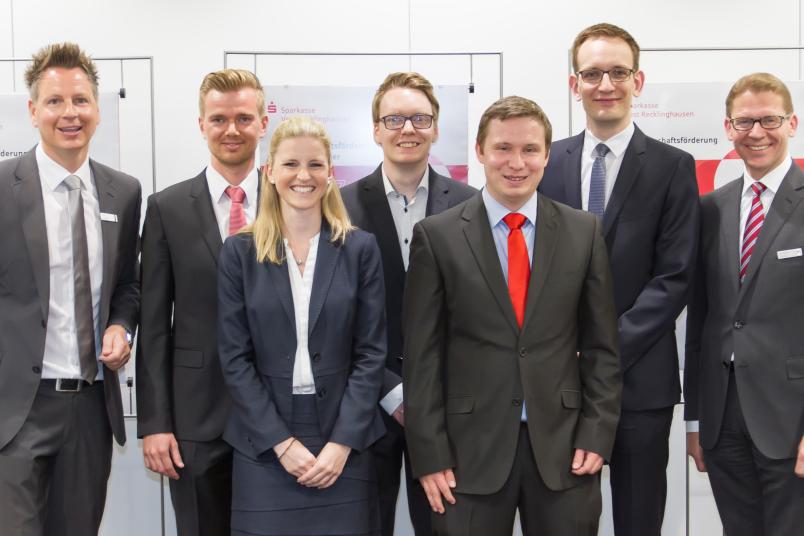 Gruppenbild mit sieben Personen, sechs Männern und einer Frau