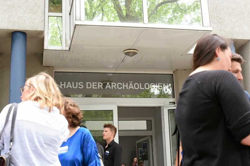 Junge Leute vor einem Gebäudeeingang