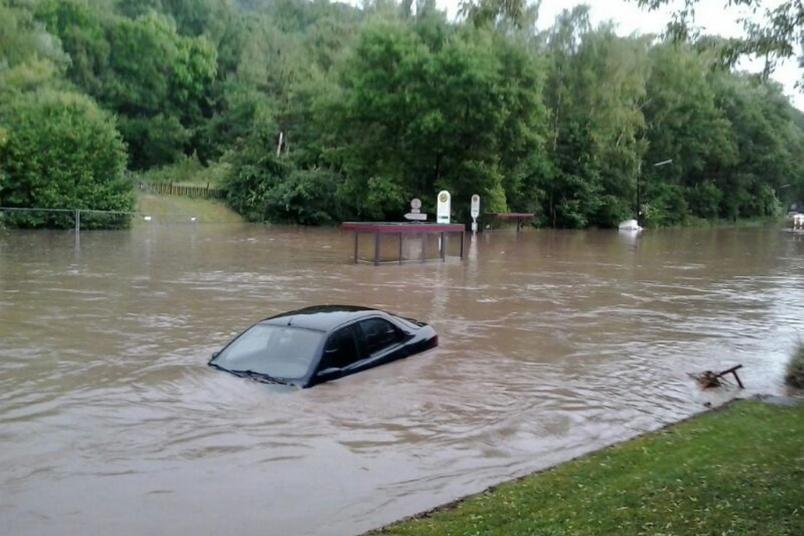 Das Dach eines Autos ragt aus dem Hochwasser.