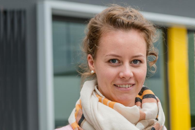 Porträt einer etwa 25-jährigen Frau