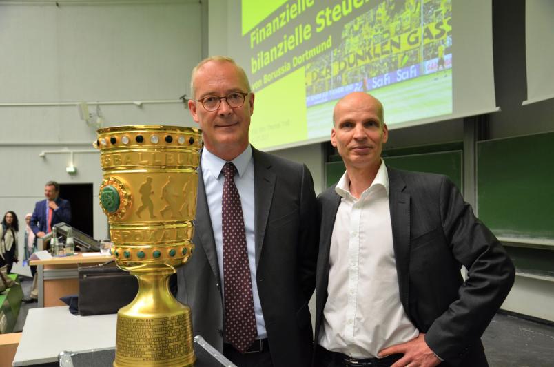 Gruppenbild im Hörsaal (von links): der DFB-Pokal, Thomas Treß und Martin Seidler