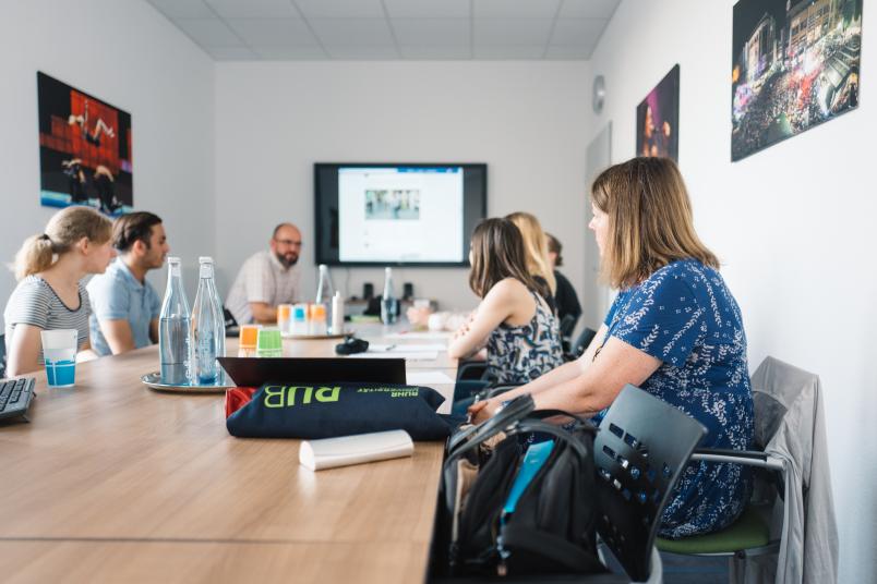 Gruppenarbeit im Seminarraum