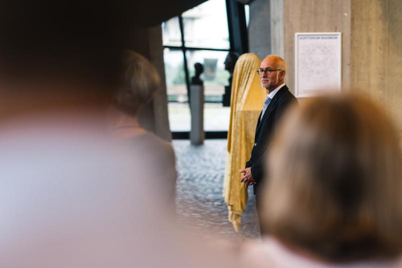 Altrektor Elmar Weiler mit der verhüllten Büste
