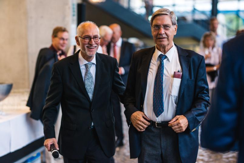 Altrektor Weiler (links) und Bildhauer Peter Hohberger