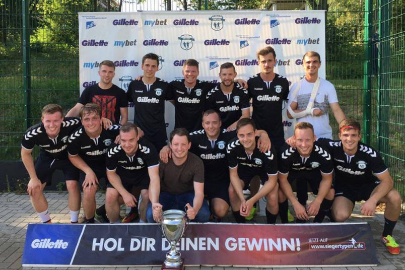 Fußballmannschaft mit Pokal
