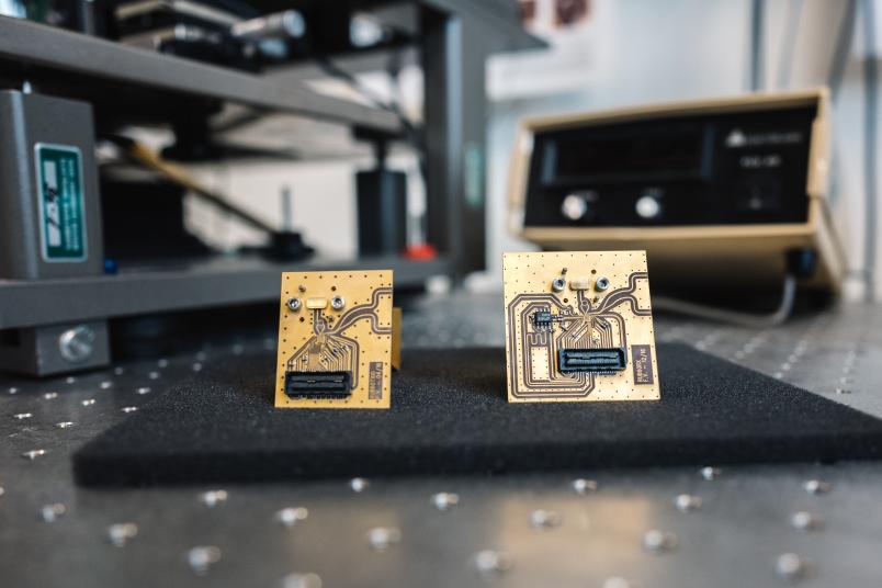 Goldene Elektronikbauteile