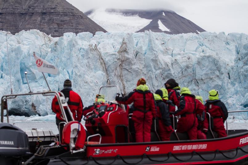 Kleines Boot mit Expeditionsteam vor Gletscher
