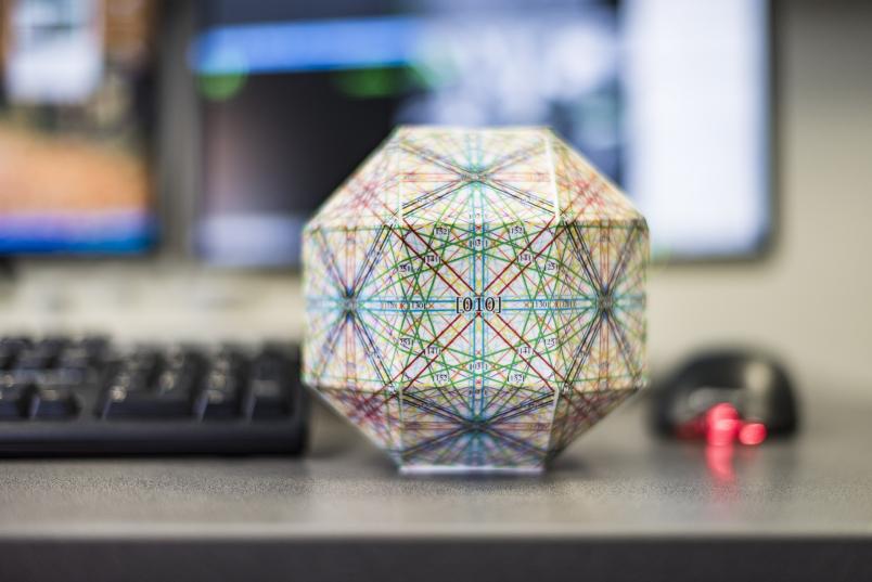 Geometrisches Objekt mit vielen bunten Linien